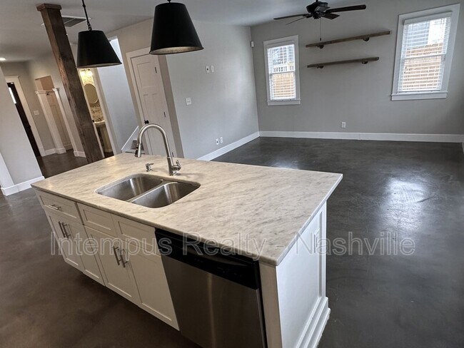 Building Photo - 548 Veritas St