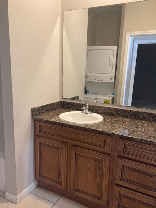 Building Photo - 3 Bedroom Gulfport Townhouse