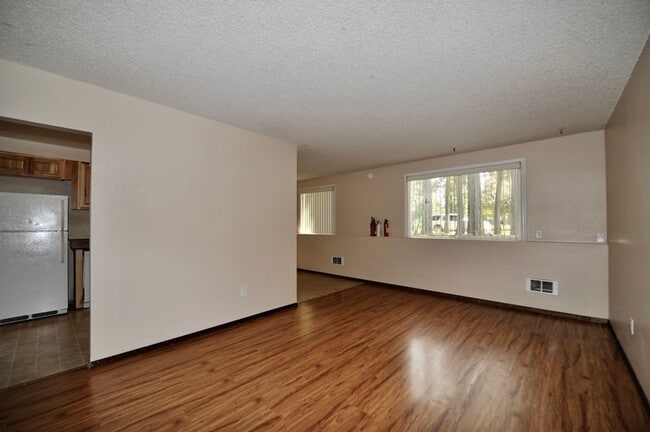 Building Photo - 2 bed 1 bath apartment (4plex building) lower unit