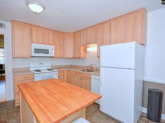 Building Photo - Forest Acres condo