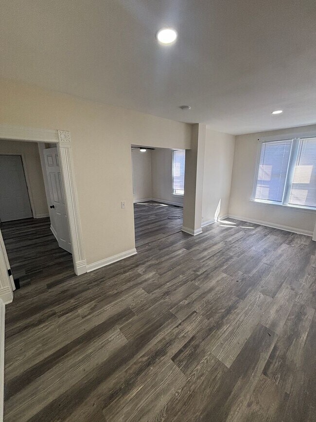 Building Photo - 715 1/2-570-572 E Main St