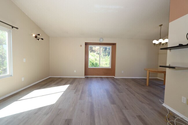 Building Photo - **24210 Sylvan Glen Rd #F Diamond Bar** 2 bedroom 2 bath Townhouse !!