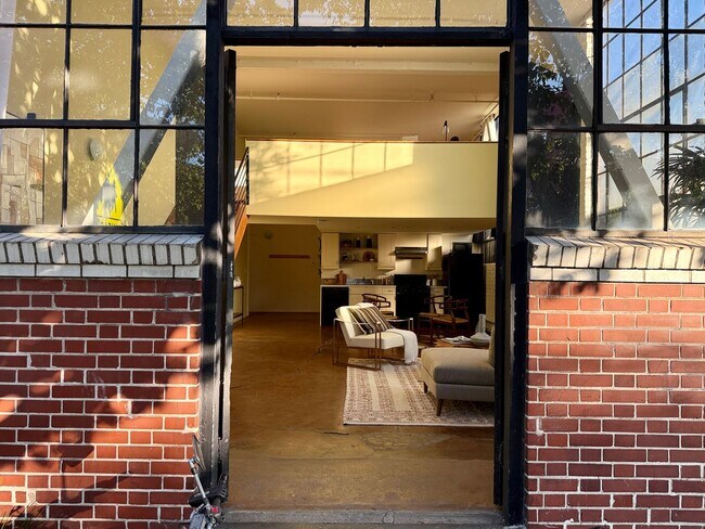 Building Photo - Lake Merrit’s Desirable East Lake Loft! Sp...