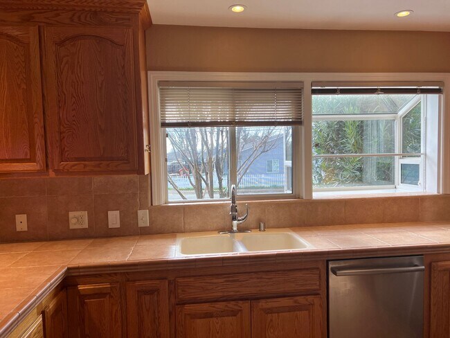 Building Photo - Welcome to this charming 2-bedroom, 2-bathroom home!