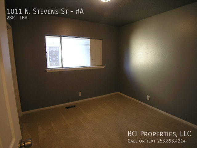 Building Photo - This beautiful 2 bedroom, 1 bath home is m...