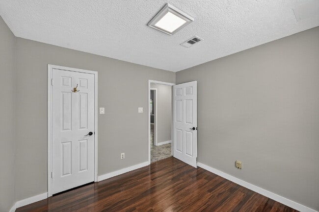Building Photo - "Charming 3-Bed Oasis with Modern Touches & Granite Elegance in Houston!"
