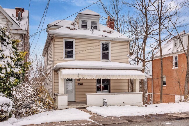 Building Photo - Newly Renovated 4 Bedroom Home in West Lib...