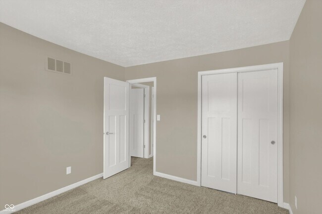 Building Photo - 3037 Golfview Dr