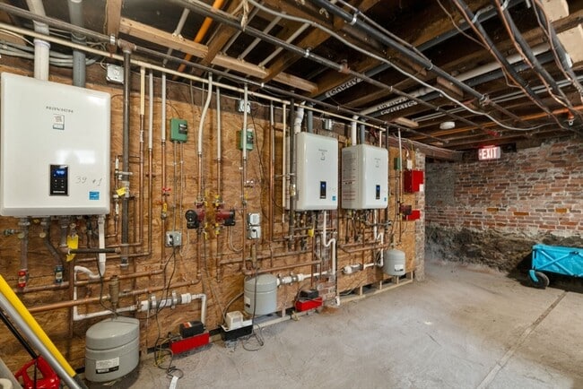 Building Photo - 39 Walnut Ave