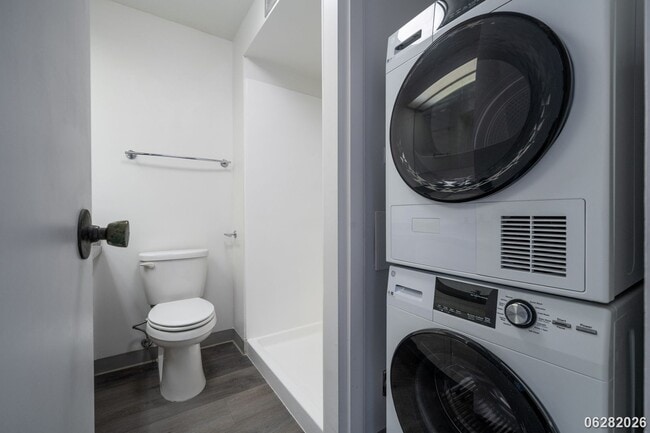 Building Photo - 2 Bd/2 Ba/1 Parking Condo in Banyan Tree Plaza, Honolulu