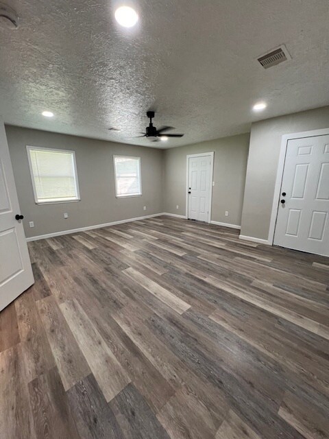 Building Photo - 1205 W Wrenway Ave