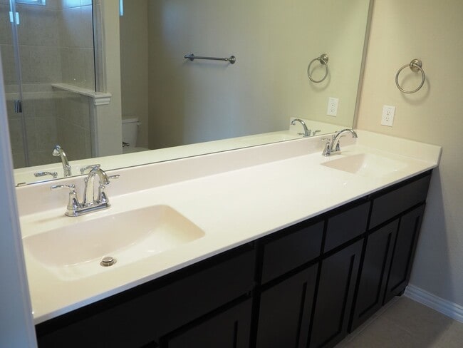 Building Photo - Like NEW 3 Bed - 3 Bath Townhome in Denton