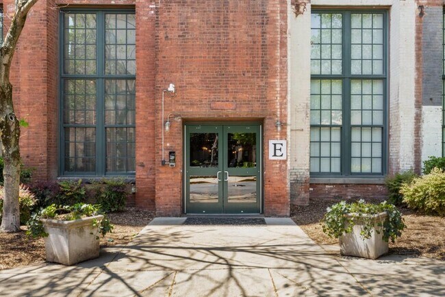 Building Photo - 170 Boulevard SE