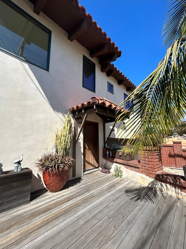 Building Photo - Gorgeous 2 Bedroom/1.5 Bath Two Story Home...