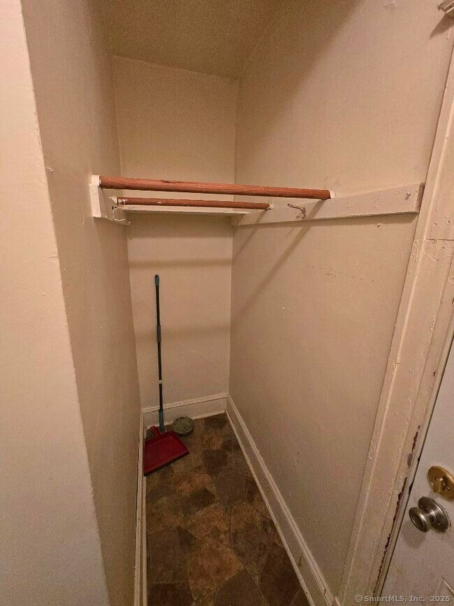 Building Photo - 67 Fox St