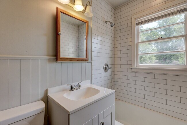 Building Photo - Remodeled 2/1