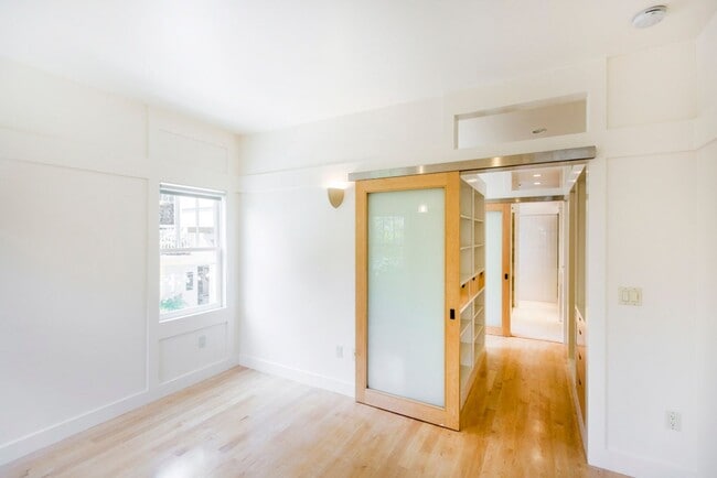 Building Photo - Sunny Apartment in Elmwood Neighborhood