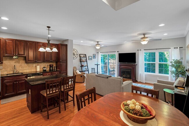 Building Photo - Beautiful 3 Bedroom Bridgeport Townhome!