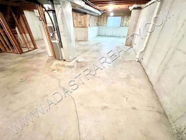 Building Photo - Spacious Gardner Duplex-Available in NOVEM...