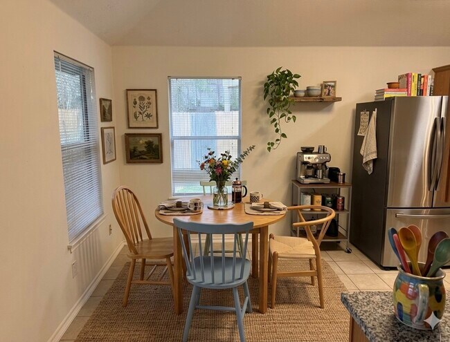 Building Photo - 10 Druids Glen Pl