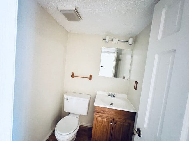 Building Photo - Comfort and Convenience