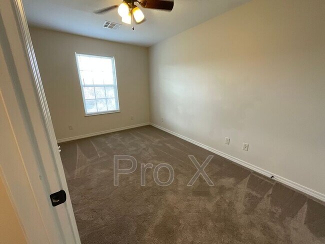 Building Photo - 408 Carson Way