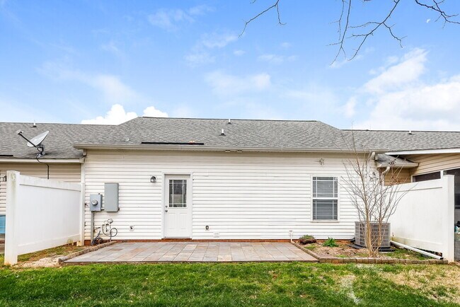 Building Photo - 449 Guiness Pl