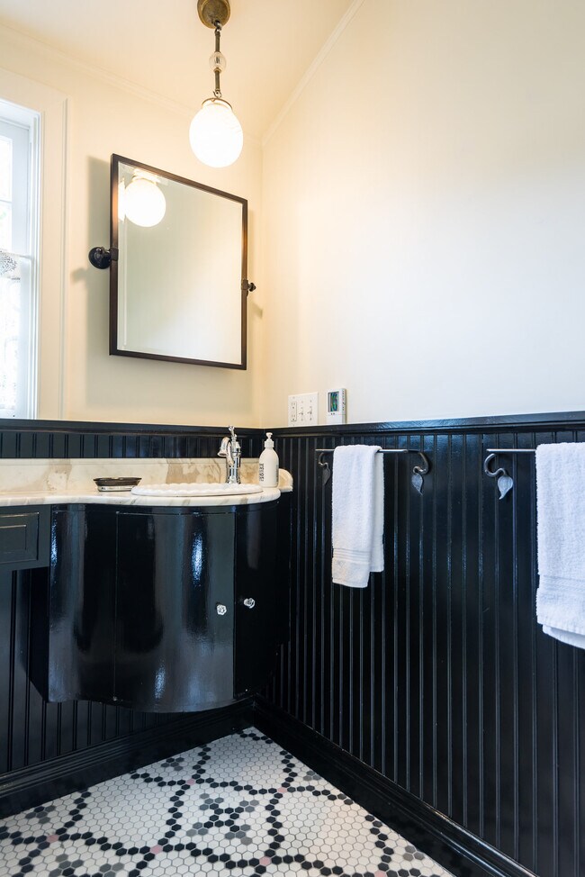 Building Photo - 919 RIVAS CANYON Rd