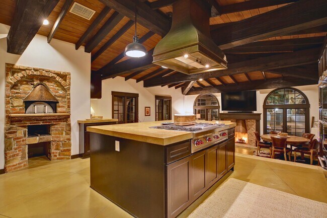 Building Photo - Fully Furnished Luxurious Spanish Mediterranean Villa in Hollywood Hills: 4-Bedroom, 2.5-Bath Ret...