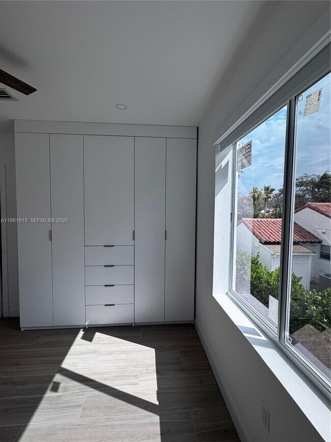 Building Photo - 2855 Royal Palm Ave