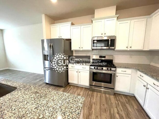 Building Photo - End Unit 3 BR 2.5 BA w/ Garage