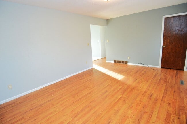Building Photo - Huge 4 Bed 2 Bath Single Family Home!! Ton...