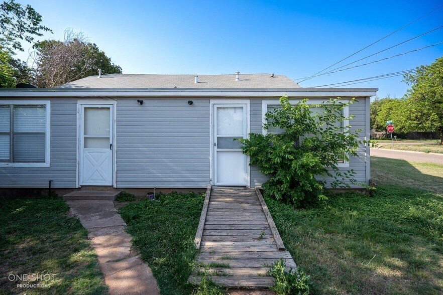 Building Photo - 2744 Russell Ave