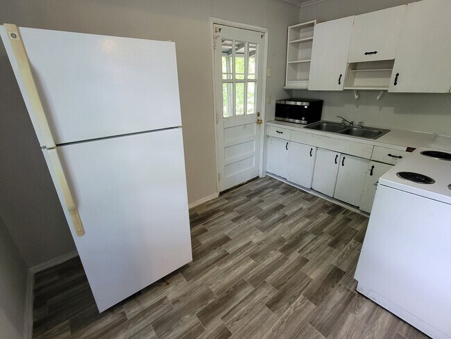 Building Photo - 2833 Wesley Dr