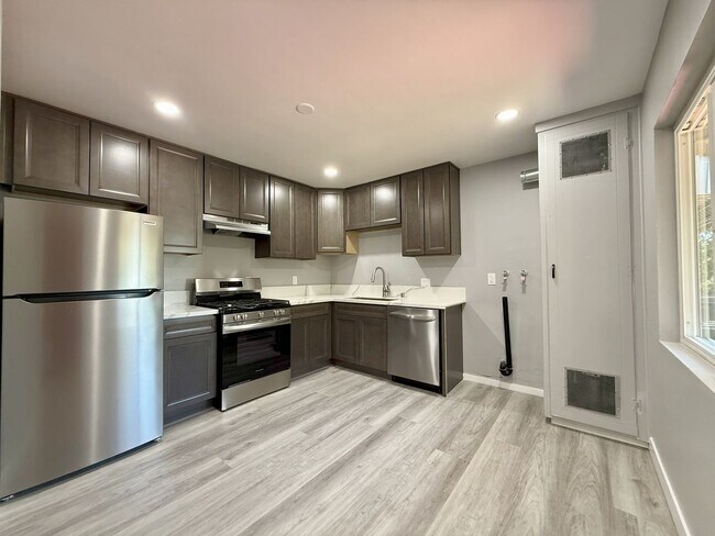 Building Photo - Stunning Remodeled 2-Bedroom Condo in the ...