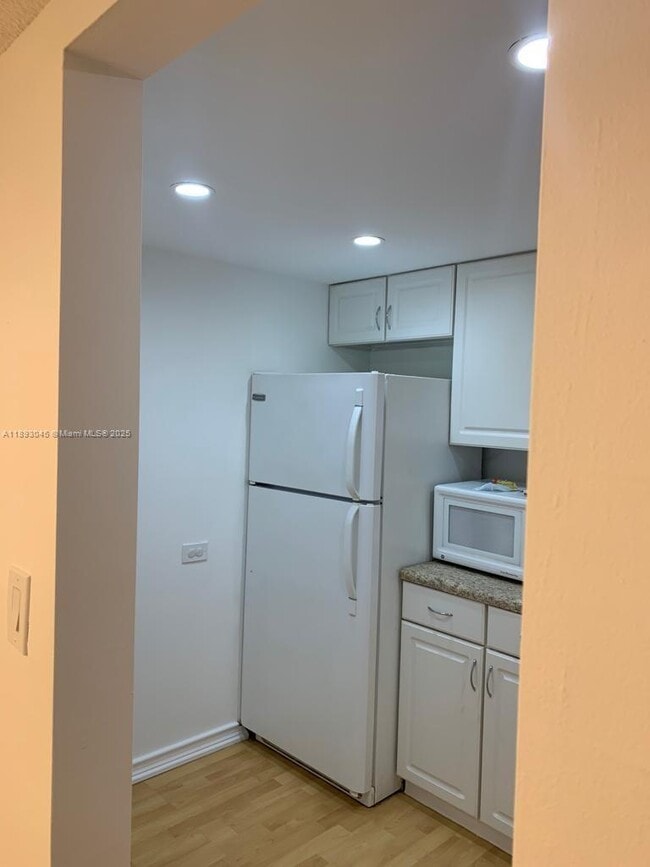 Building Photo - 3730 Inverrary Dr