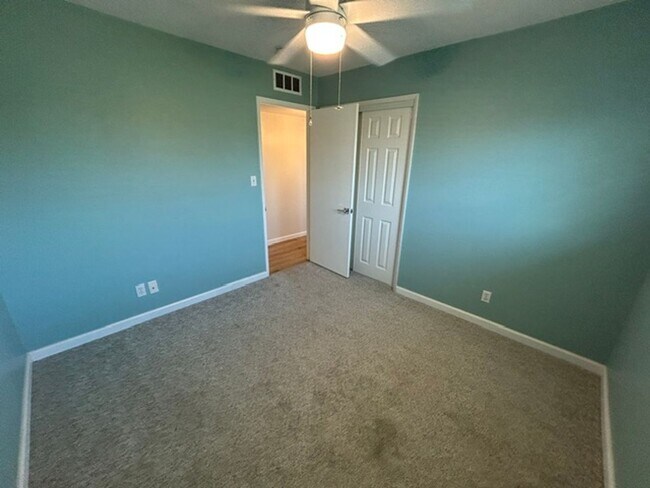 Building Photo - 2647 W Evergreen Ct