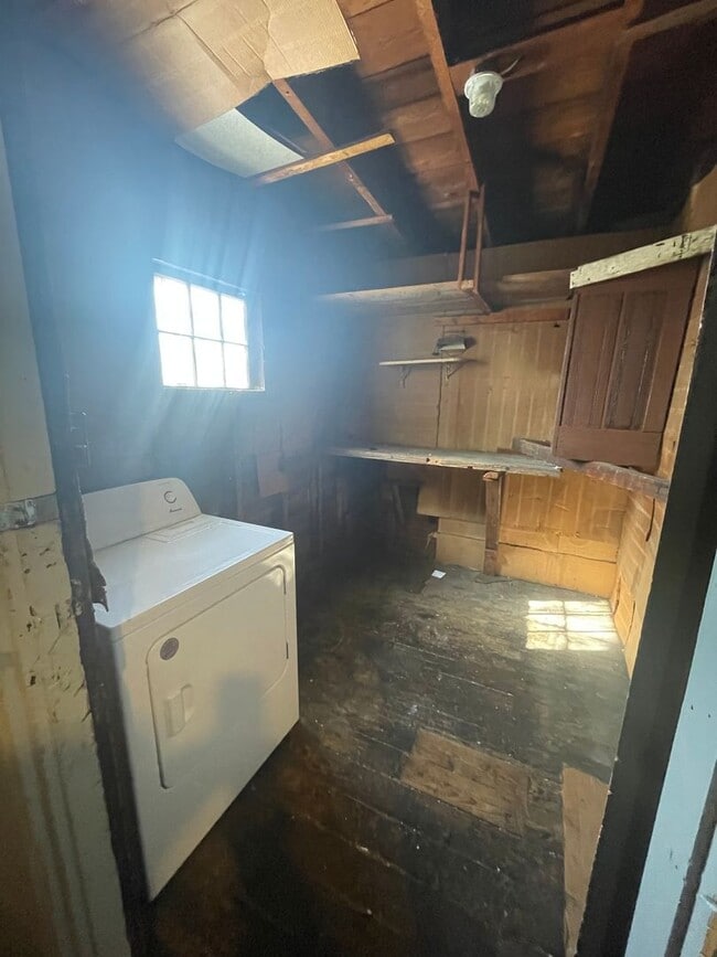 Building Photo - 2BR/1BA, WD Hookups, Parking!