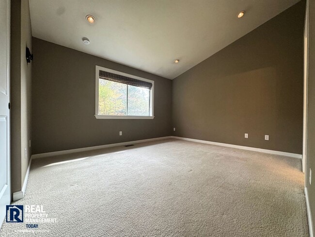 Building Photo - 3 Bedroom, 2 Bath Puyallup Home with 3-Car Garage & Spacious Fenced Yard!!