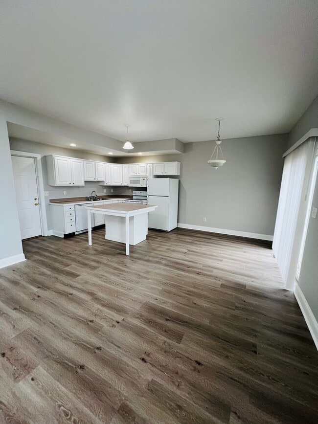 Building Photo - RENOVATED 4 bed 3.5 bath Duplex - Availabl...