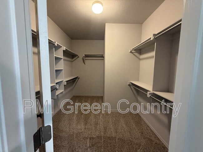 Building Photo - 7427 S Walnut Ave