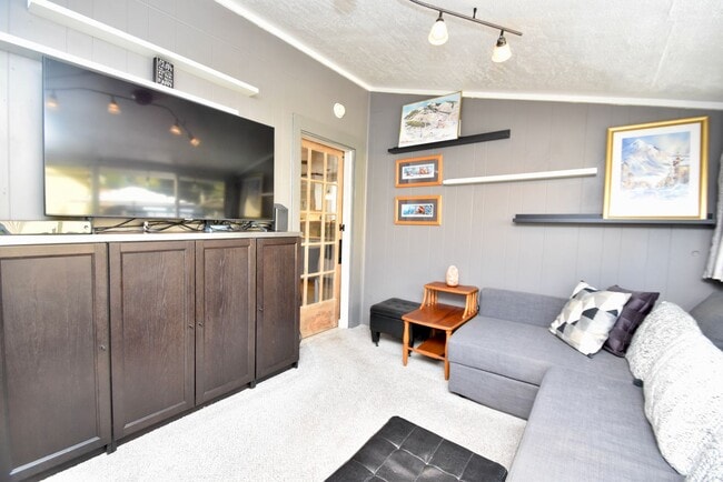 Building Photo - Cute 2 Bed 1 Bath Home in Salt Lake City!