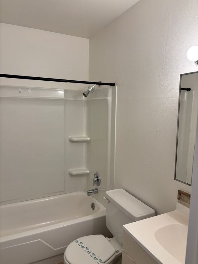 Building Photo - ONLY $1,500 PER MONTH FOR THIS SUPER CUTE , SPACIOUS 2 BEDROOM / 1 BATHROOM CONDO CENTRALLY LOCAT...