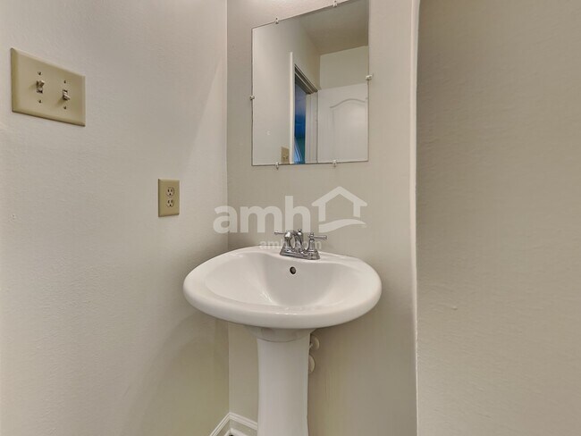 Building Photo - 7601 Eben Dr