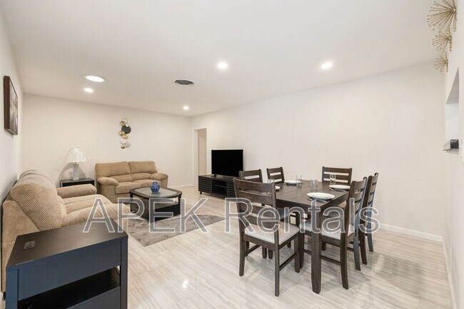 Building Photo - 1425 Vía Soledad