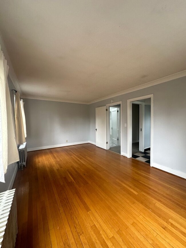 Building Photo - Vintage 1 bedroom unit - close 2 transportation.