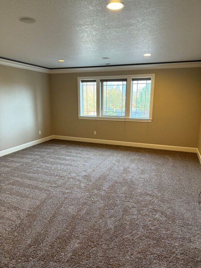 Building Photo - Goregous 5 Bedroom Home! Great Location! Vaulted Ceilings! Fenced Yard! 3- Car Garage & More!