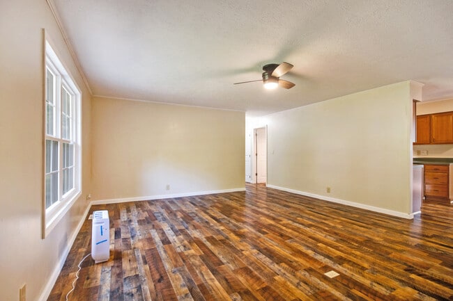 Building Photo - 169 Lakeshire Dr