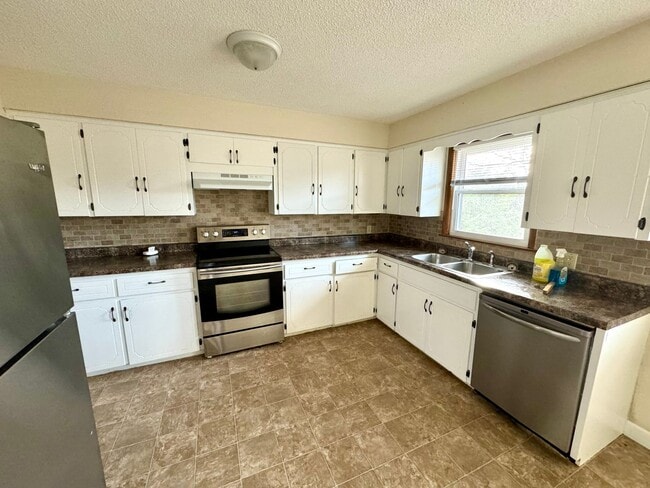 Building Photo - 3 Bedroom / 2 Bath House located on Stodda...