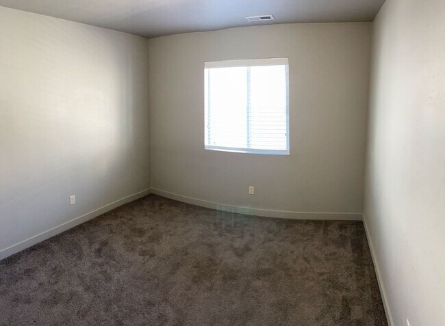 Building Photo - Amazing 2 Story Townhome in Vineyard w/ at...